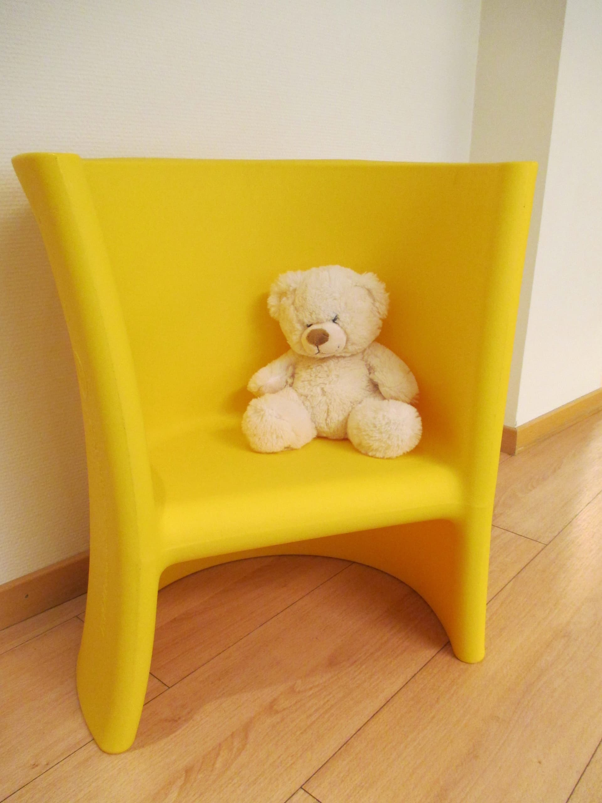 gul-stol-med-bamse